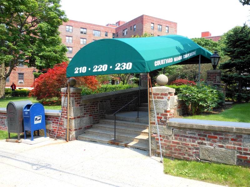 Entrance from Pelham Road to Courtyard Manor