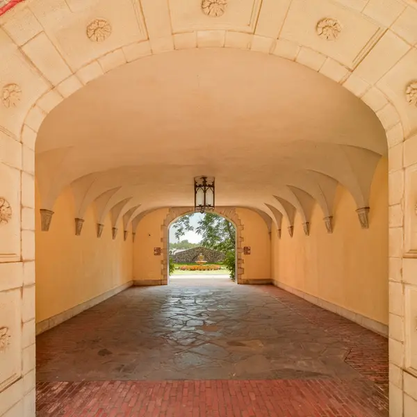 The entry hallway at Saxon House