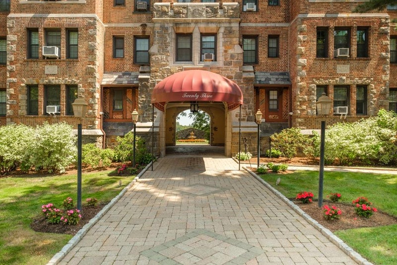 View of Saxon House Cooperative on Old Mamaroneck Road in White Plains