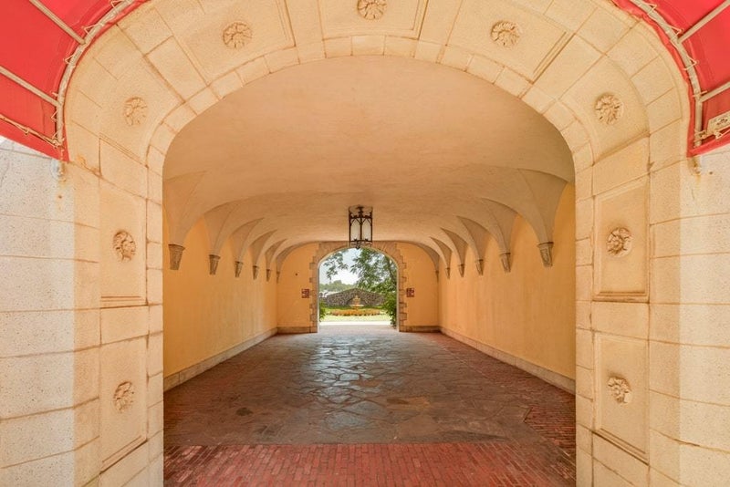 Saxon House tunnel leading to Courtyard